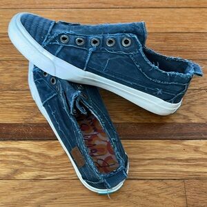 Blowfish Malibu size 8 navy sneakers